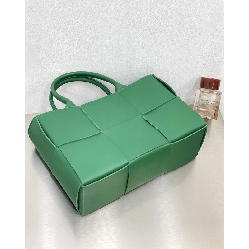 Bo*te*ga ve*ne*ta arco lambskin leather tote bag green