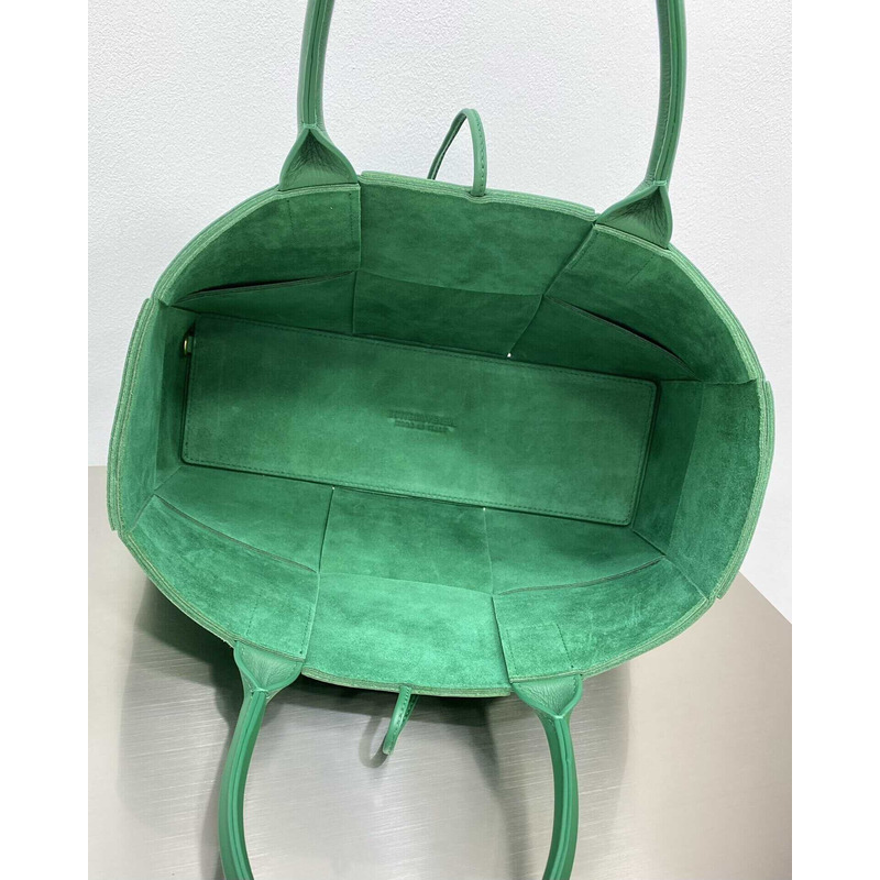 Bo*te*ga ve*ne*ta arco lambskin leather tote bag green