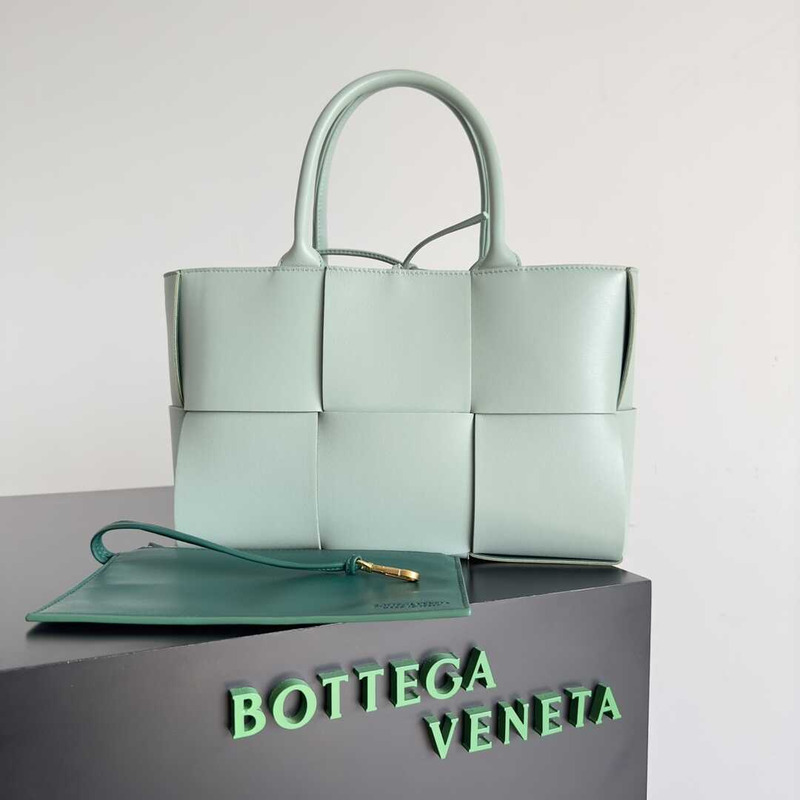 Bo*te*ga ve*ne*ta arco lambskin leather tote bag light green