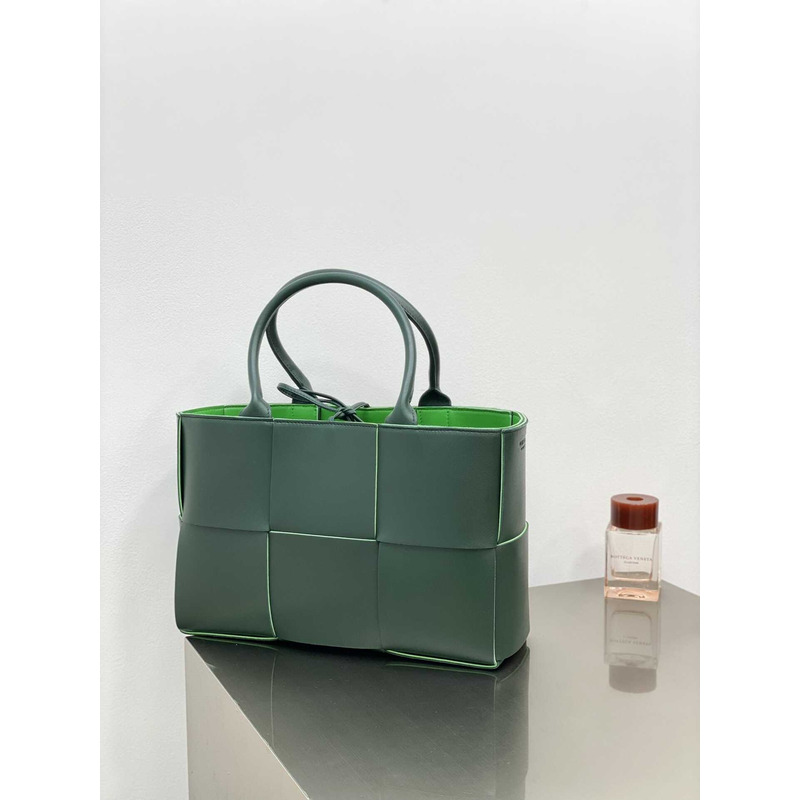 Bo*te*ga ve*ne*ta arco lambskin leather tote bag green