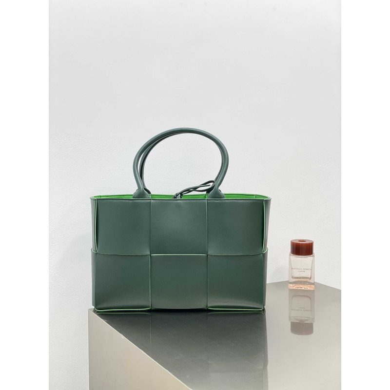 Bo*te*ga ve*ne*ta arco lambskin leather tote bag green