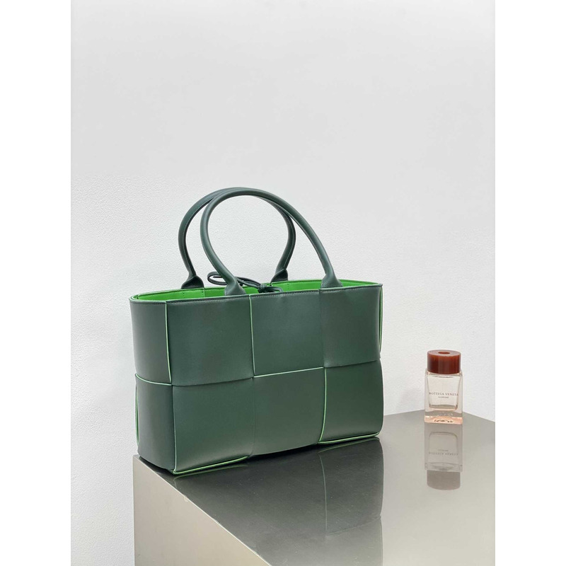 Bo*te*ga ve*ne*ta arco lambskin leather tote bag green