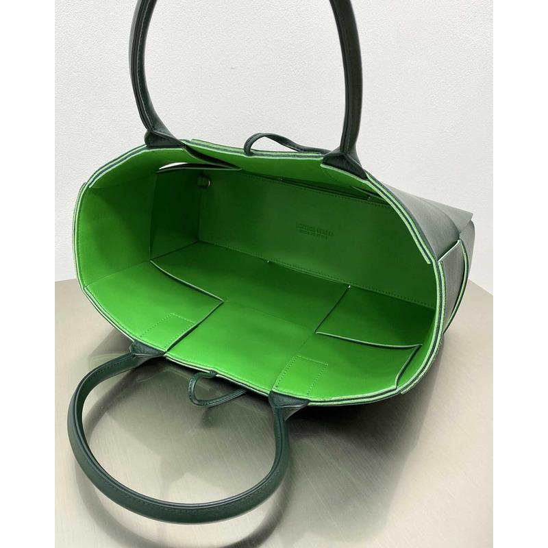 Bo*te*ga ve*ne*ta arco lambskin leather tote bag green