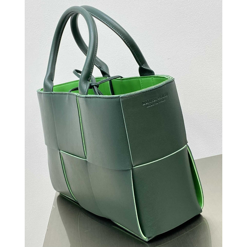 Bo*te*ga ve*ne*ta arco lambskin leather tote bag green