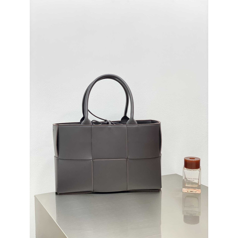 Bo*te*ga ve*ne*ta arco lambskin leather tote bag grey