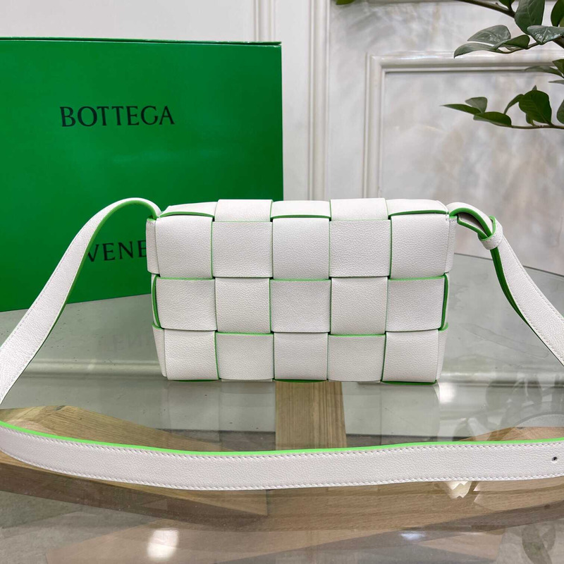 Bo*te*ga ve*ne*ta white cassette bag