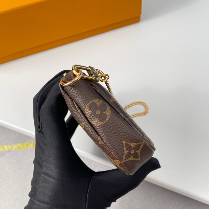 l**is V*t*n pochette accessories monogram