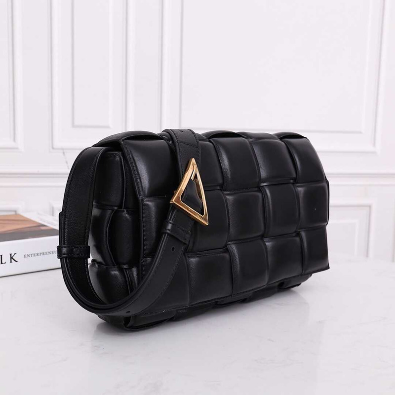 Bo*te*ga ve*ne*ta padded cassette bag black