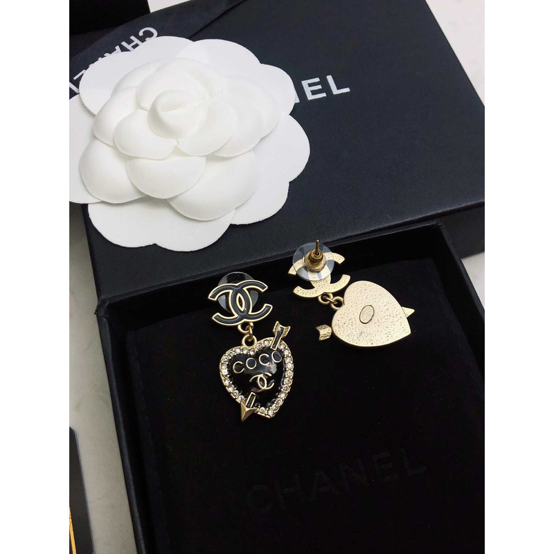 Ch*el classic double c logo heart-shaped gold and black