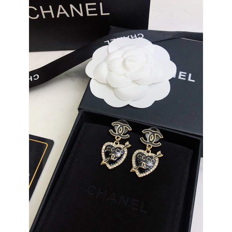 Ch*el classic double c logo heart-shaped gold and black