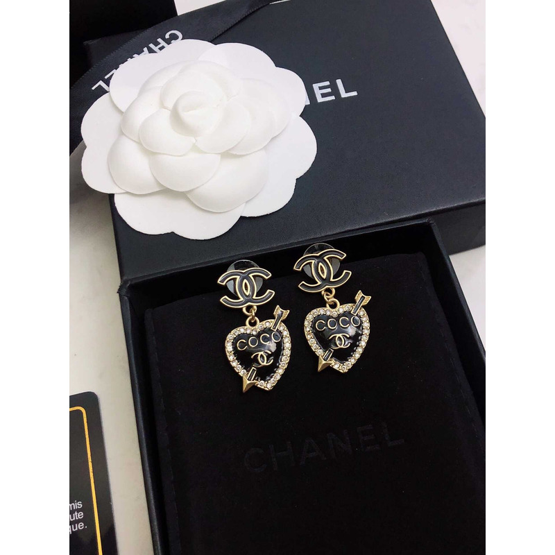 Ch*el classic double c logo heart-shaped gold and black