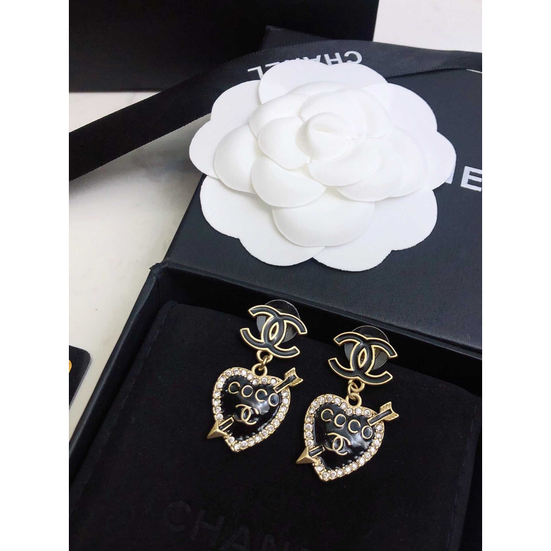 Ch*el classic double c logo heart-shaped gold and black