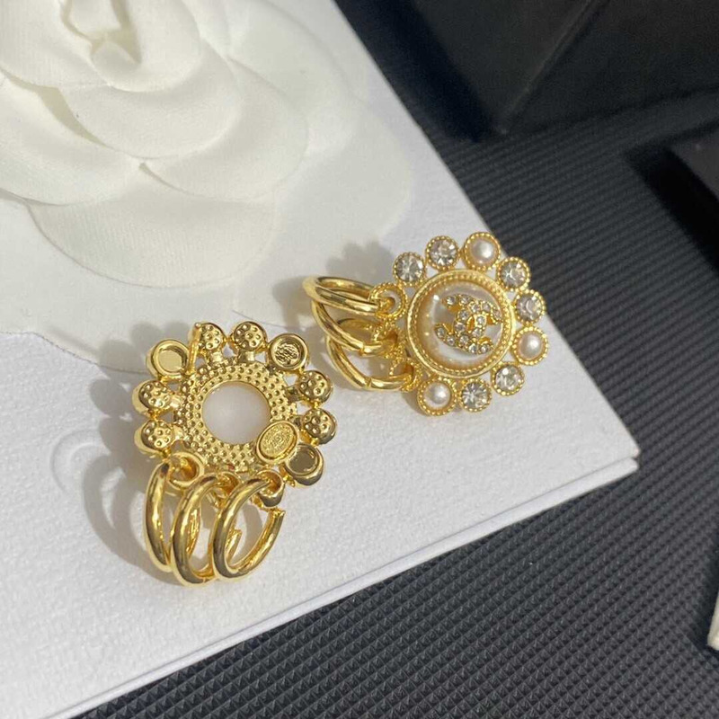 Ch*el pearl earrings gold