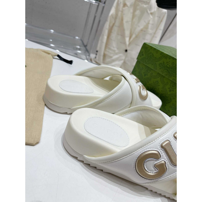 G*u*i white leather snadals