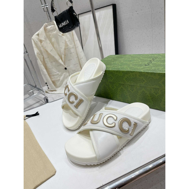 G*u*i white leather snadals