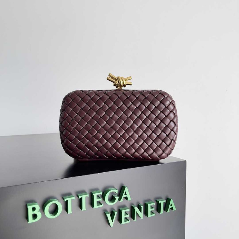 Bo*te*ga ve*ne*ta knot leather clutch dark red