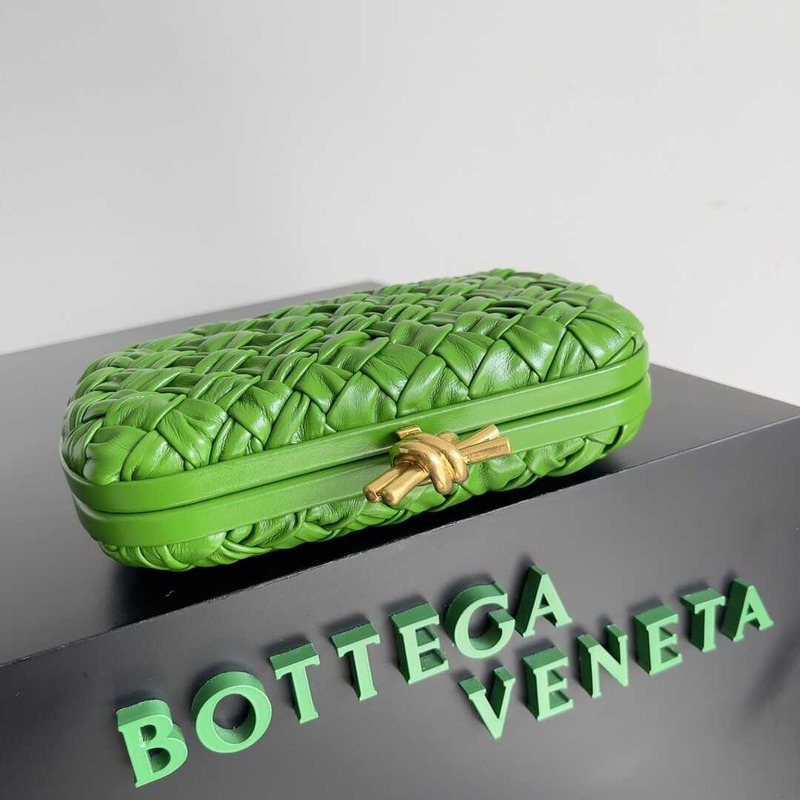 Bo*te*ga ve*ne*ta knot calfskin green