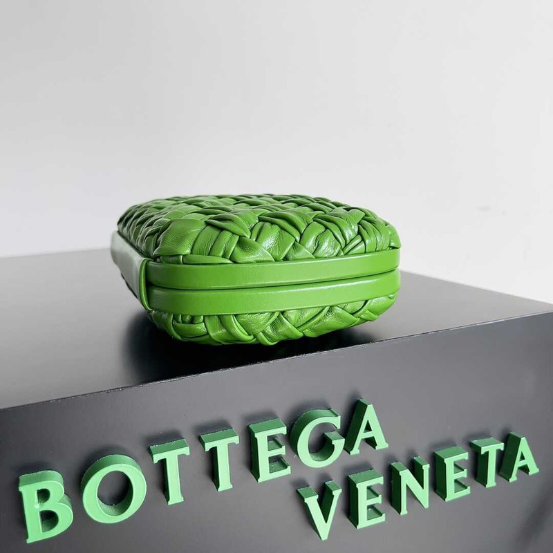 Bo*te*ga ve*ne*ta knot calfskin green