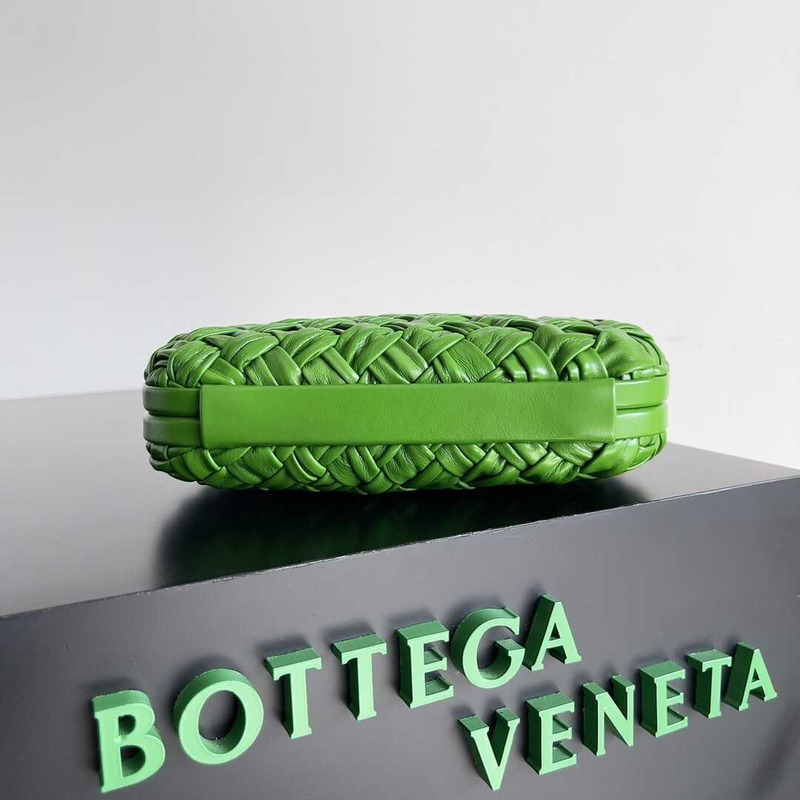 Bo*te*ga ve*ne*ta knot calfskin green