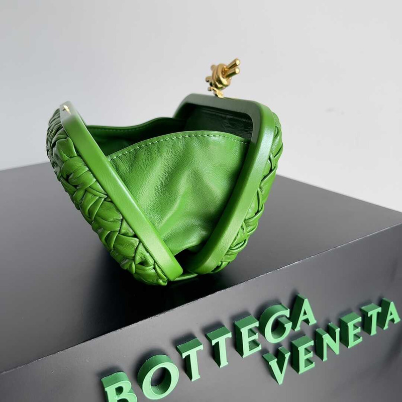 Bo*te*ga ve*ne*ta knot calfskin green