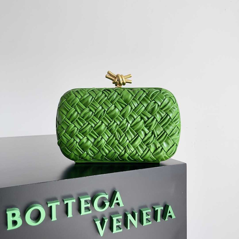 Bo*te*ga ve*ne*ta knot calfskin green