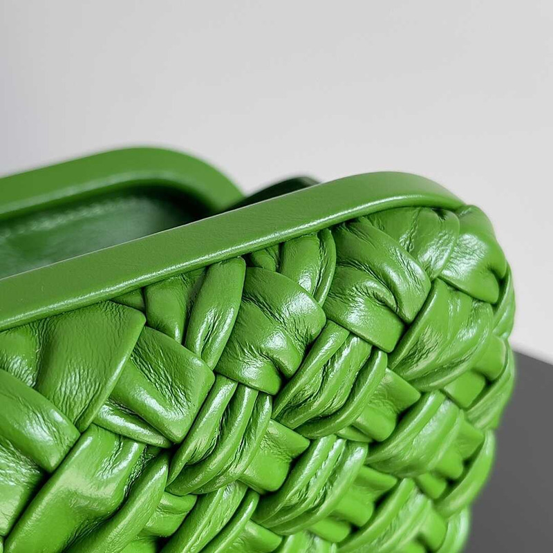 Bo*te*ga ve*ne*ta knot calfskin green