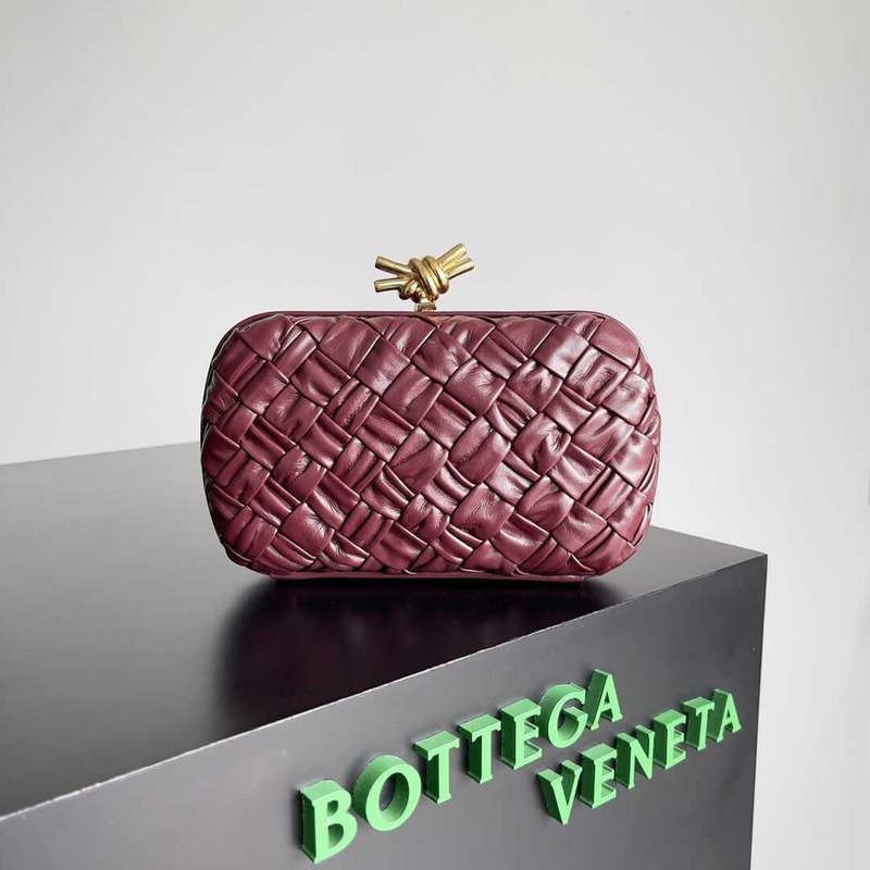 Bo*te*ga ve*ne*ta knot leather clutch burgundy