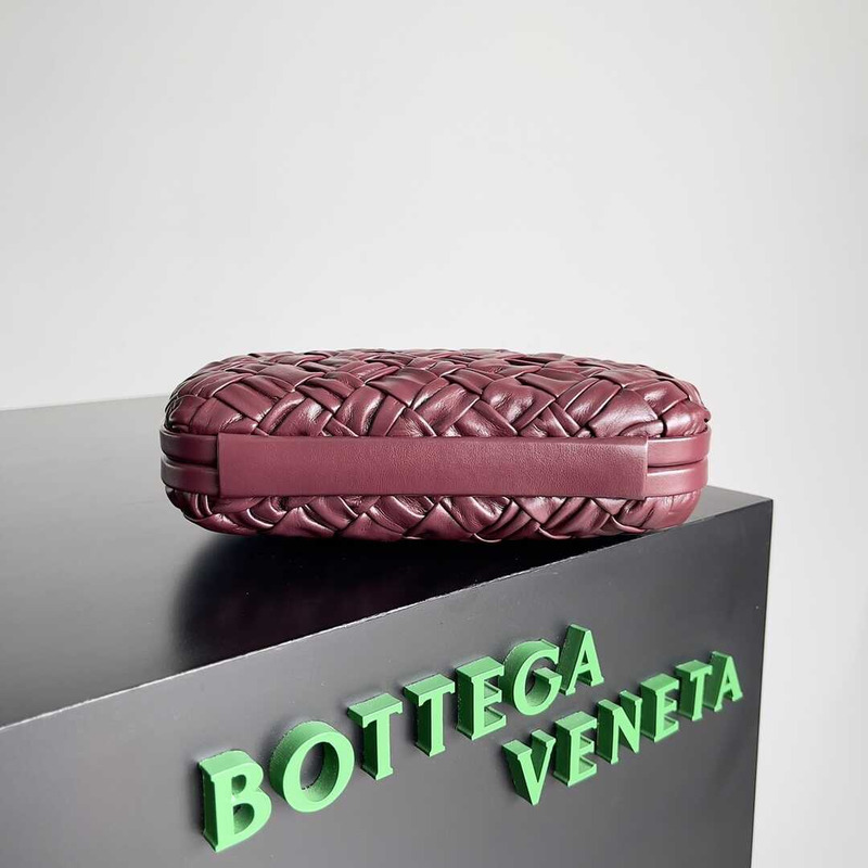 Bo*te*ga ve*ne*ta knot leather clutch burgundy