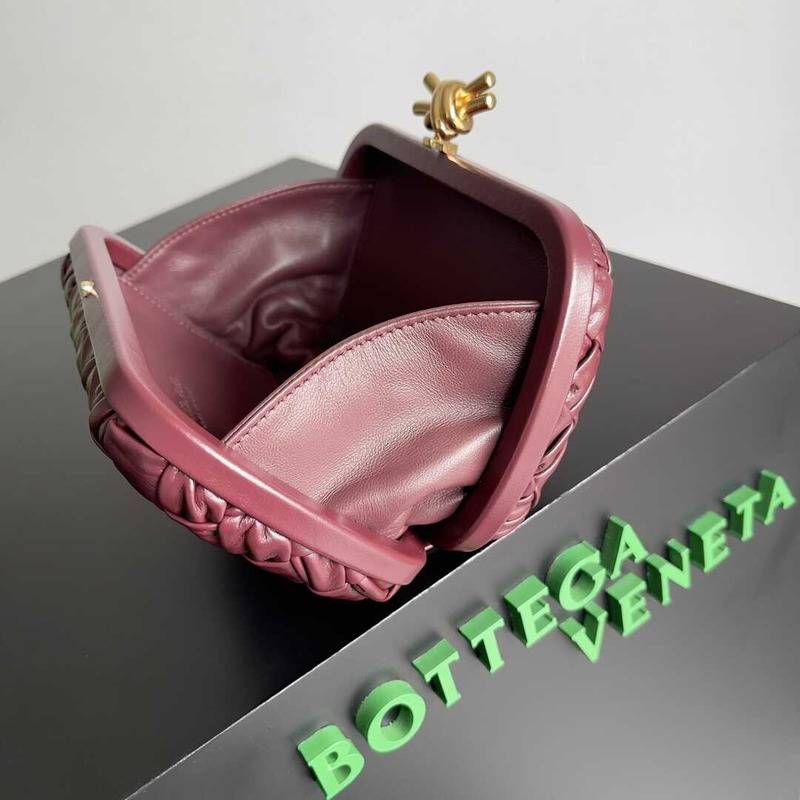 Bo*te*ga ve*ne*ta knot leather clutch burgundy