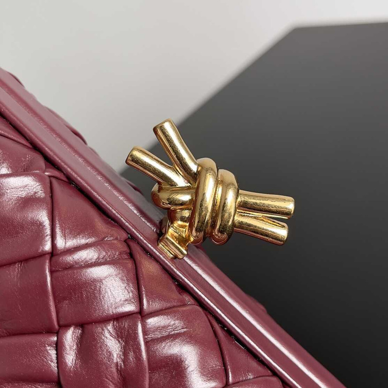 Bo*te*ga ve*ne*ta knot leather clutch burgundy