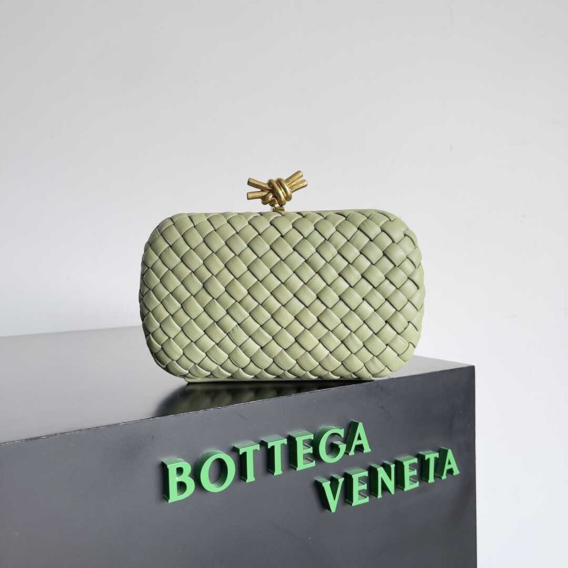 Bo*te*ga ve*ne*ta knot leather clutch light green