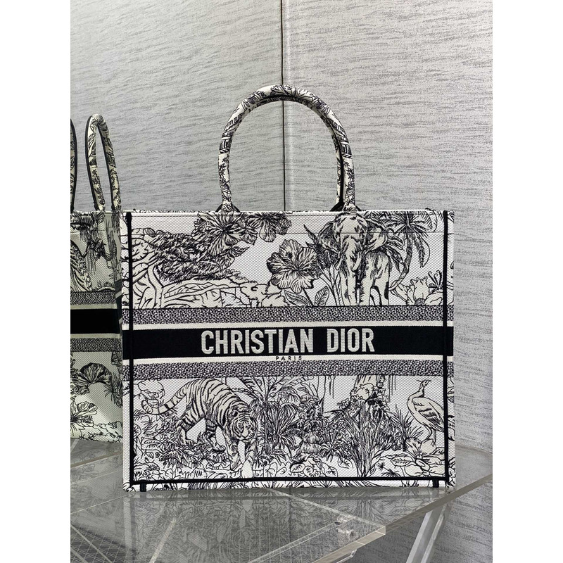 D*or ch**an D*or book tote black and white