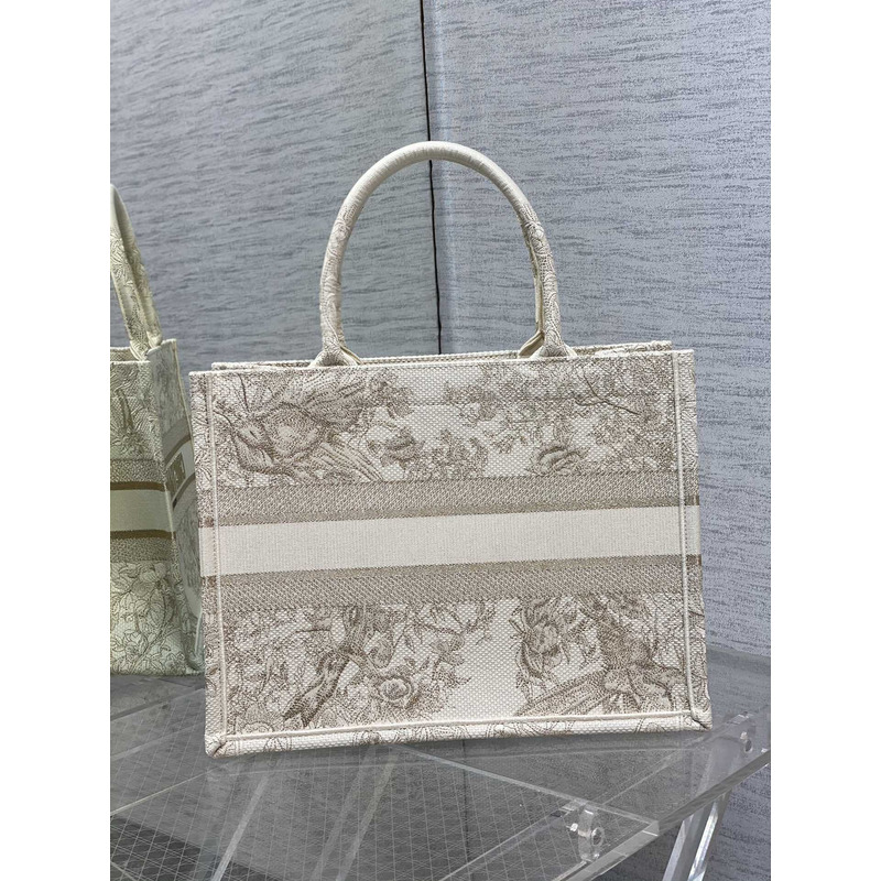 D*or medium D*or book tote embroidery white beige