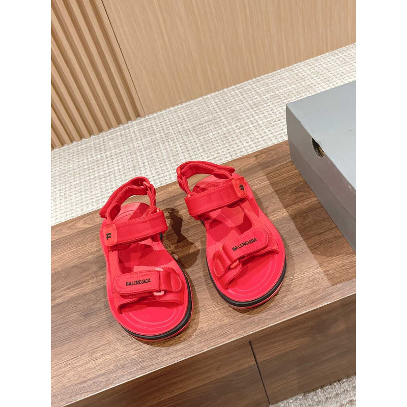 Ba*len*cia*ga hiking sandals red