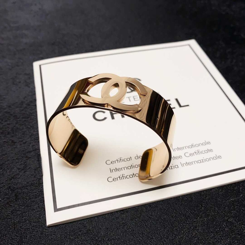 Ch*el skeleton logo bracelet gold