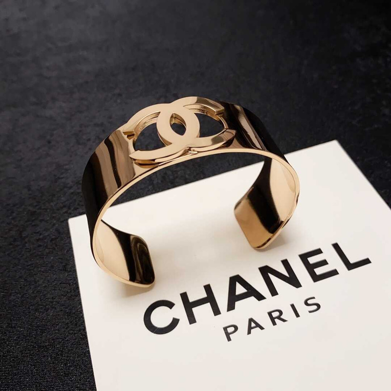 Ch*el skeleton logo bracelet gold