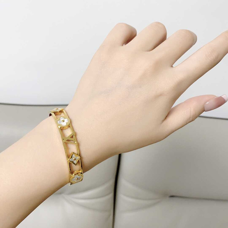 l**is V*t*n classic logo bracelet gold