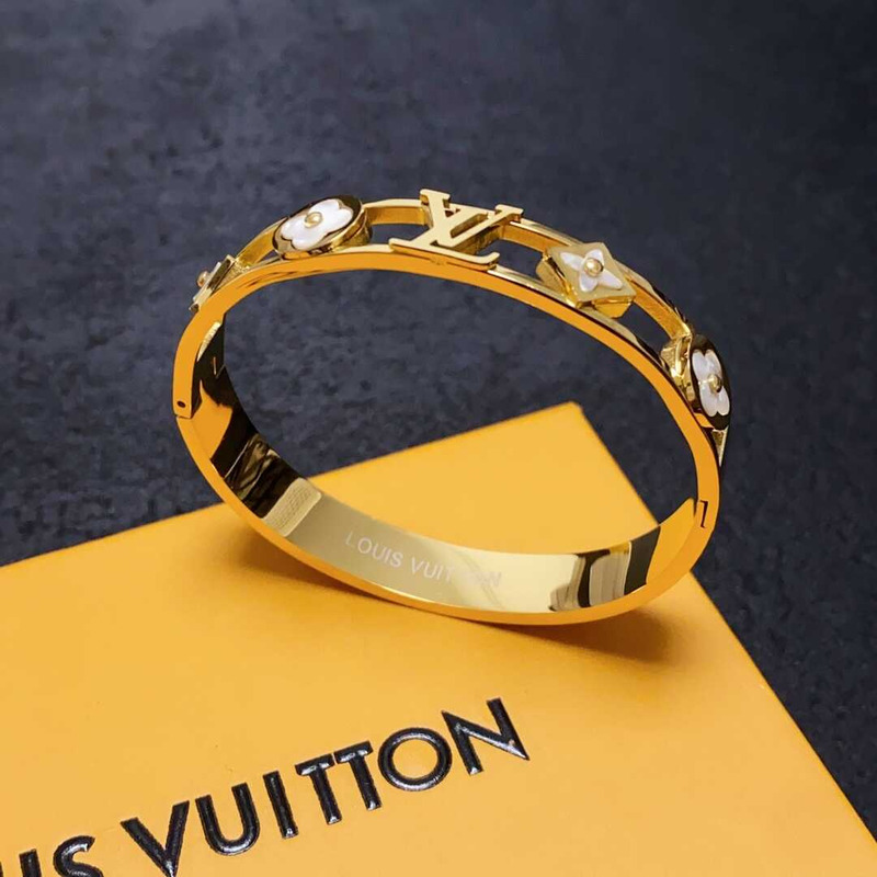 l**is V*t*n classic logo bracelet gold