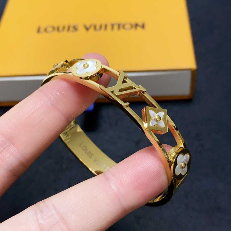 l**is V*t*n classic logo bracelet gold