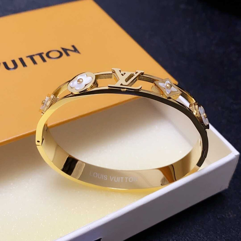 l**is V*t*n classic logo bracelet gold