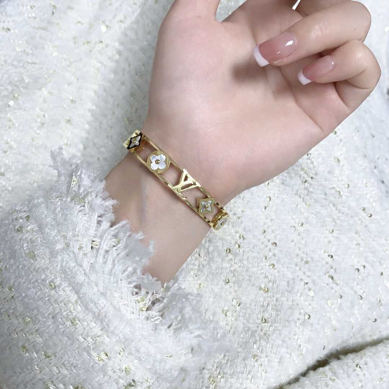 l**is V*t*n classic logo bracelet gold