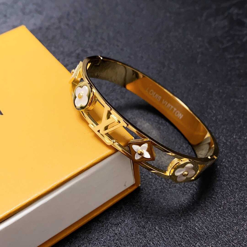 l**is V*t*n classic logo bracelet gold