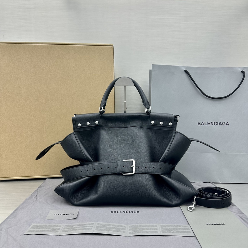 Ba*len*cia*ga waist large bag grained calfskin in black