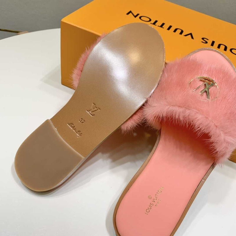 l**is V*t*n coral pink furry slippers