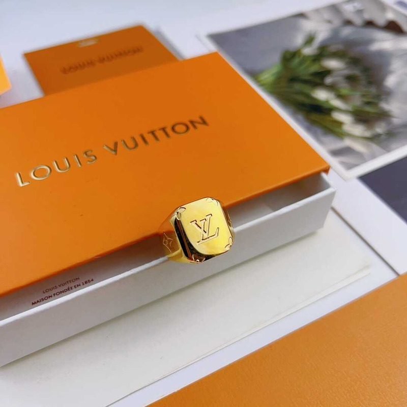 l**is V*t*n logo ring gold