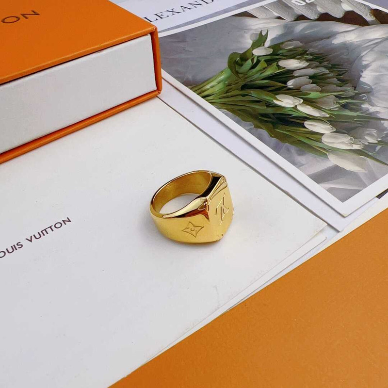 l**is V*t*n logo ring gold