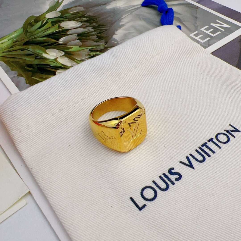 l**is V*t*n logo ring gold