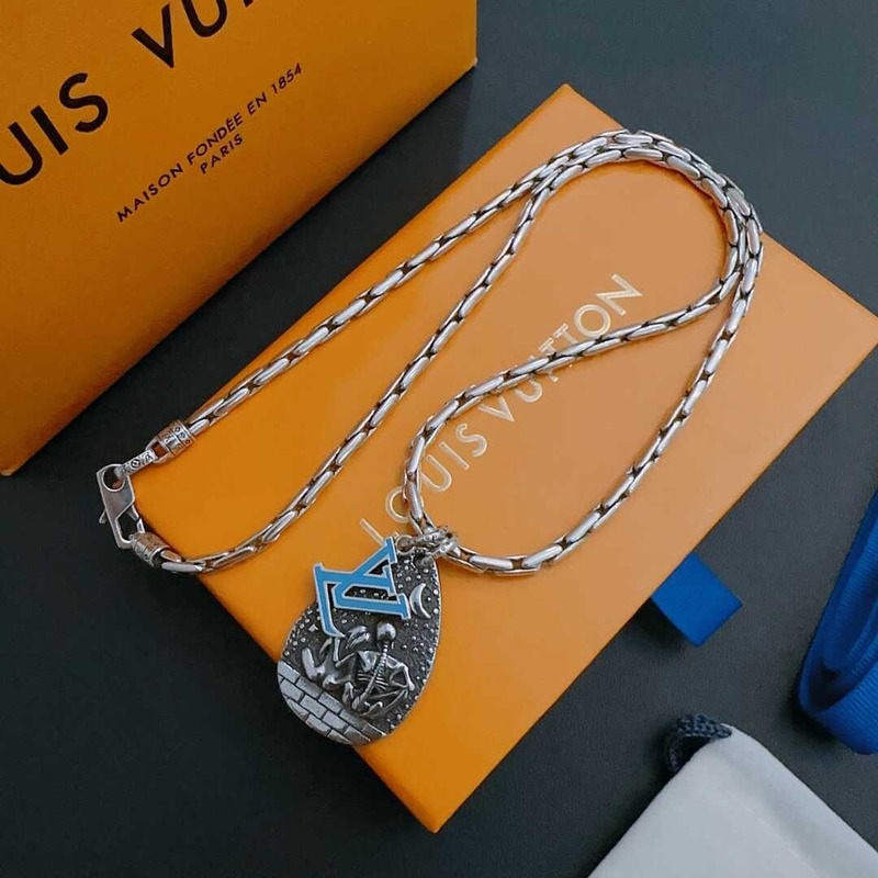 l**is V*t*n men\''s necklace