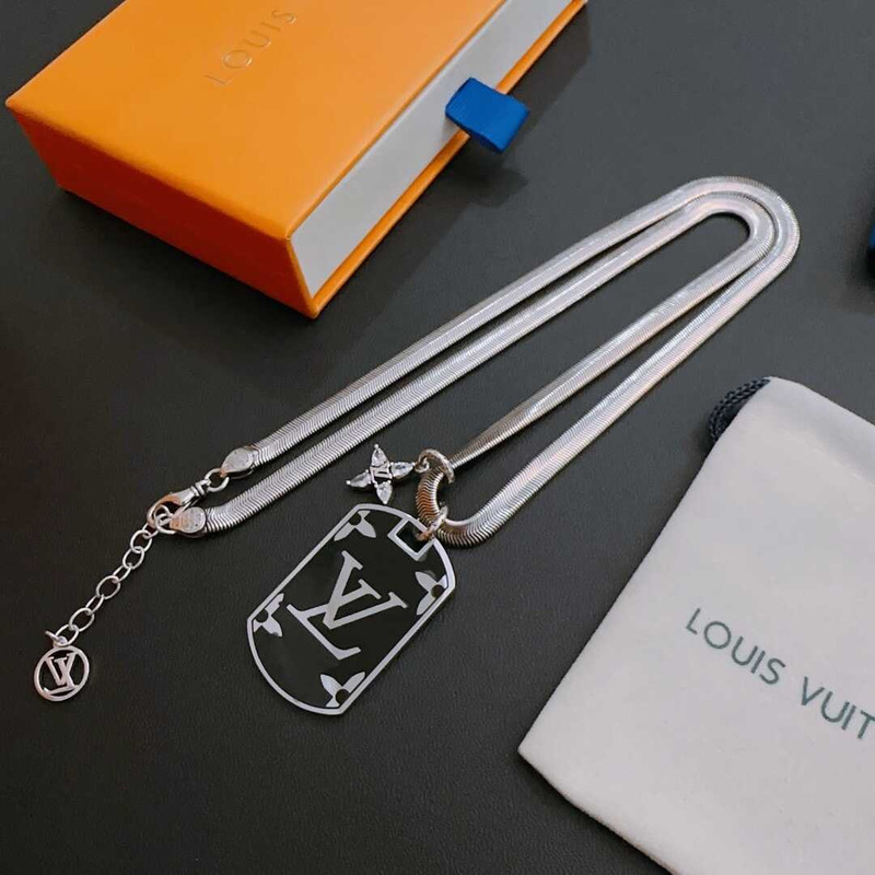 l**is V*t*n men\''s necklace