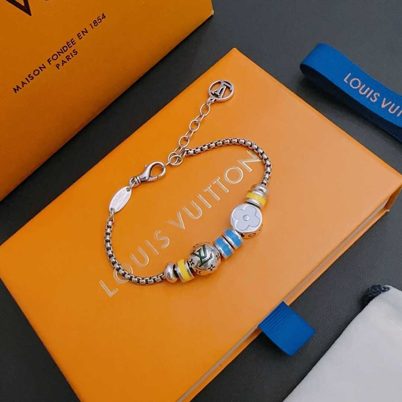 l**is V*t*n monagam colors bracelet